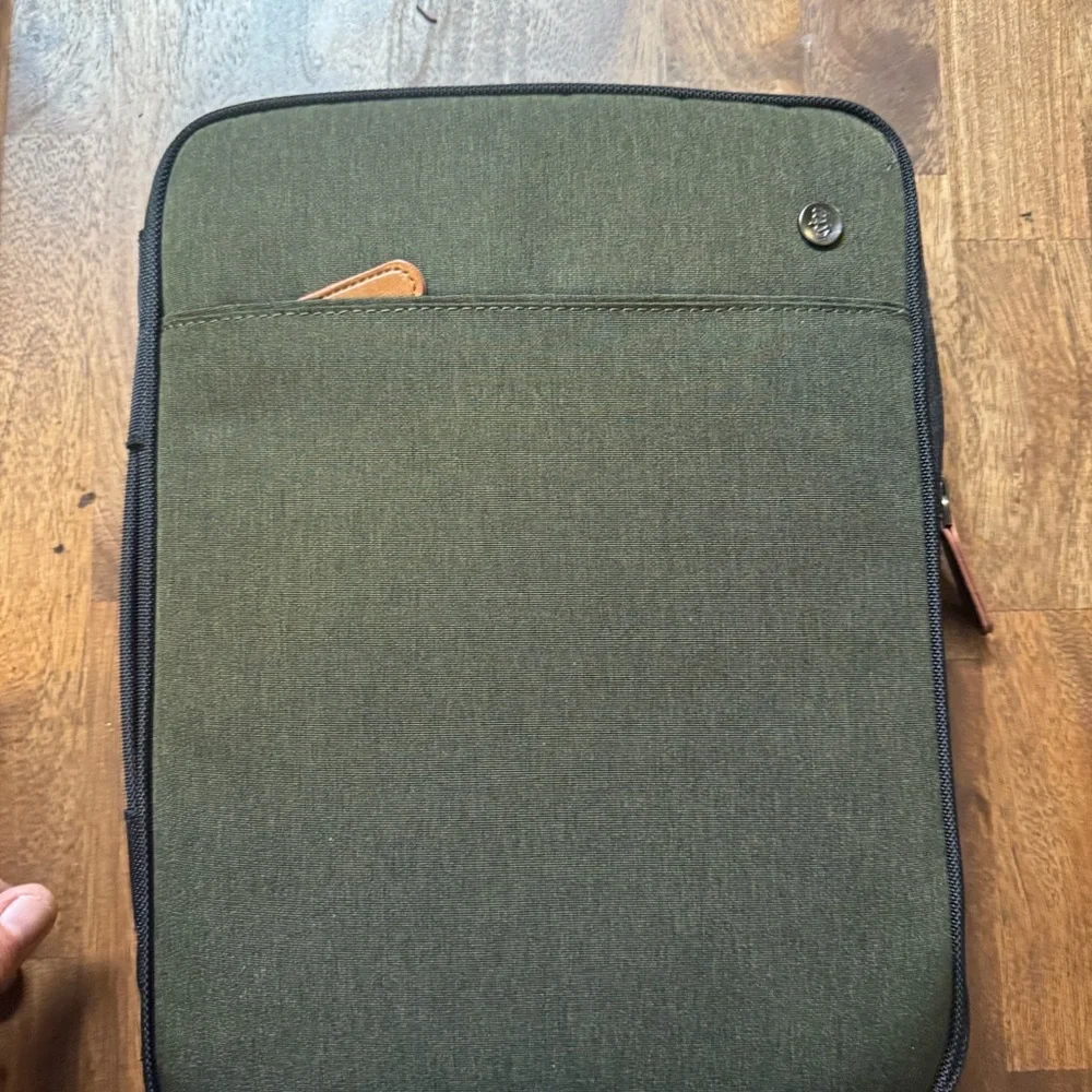 NWOT-Green Tablet Bag